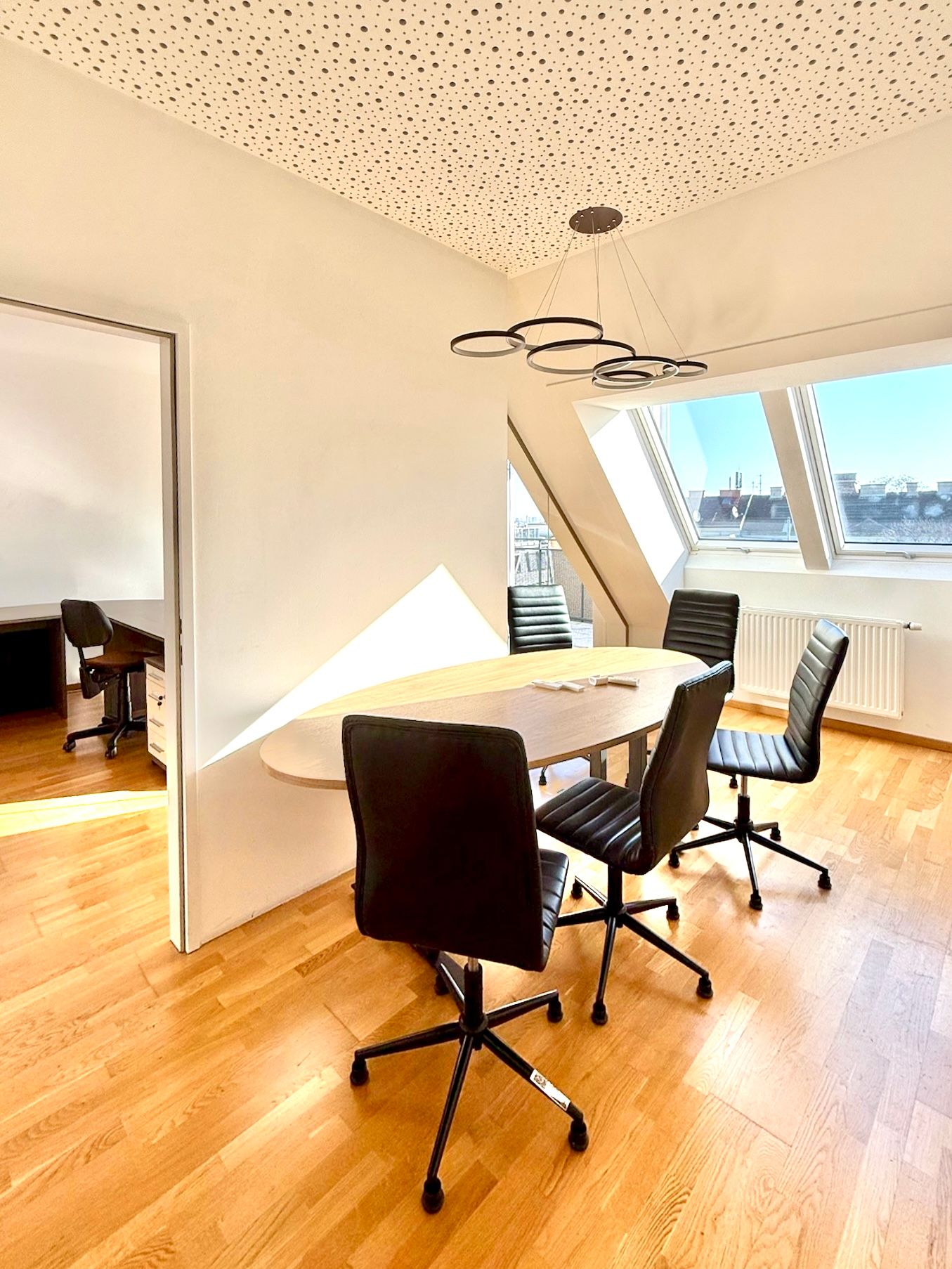 Exklusive Dachgeschosswohnung in Toplage - Licht, Stil & Urbaner Komfort