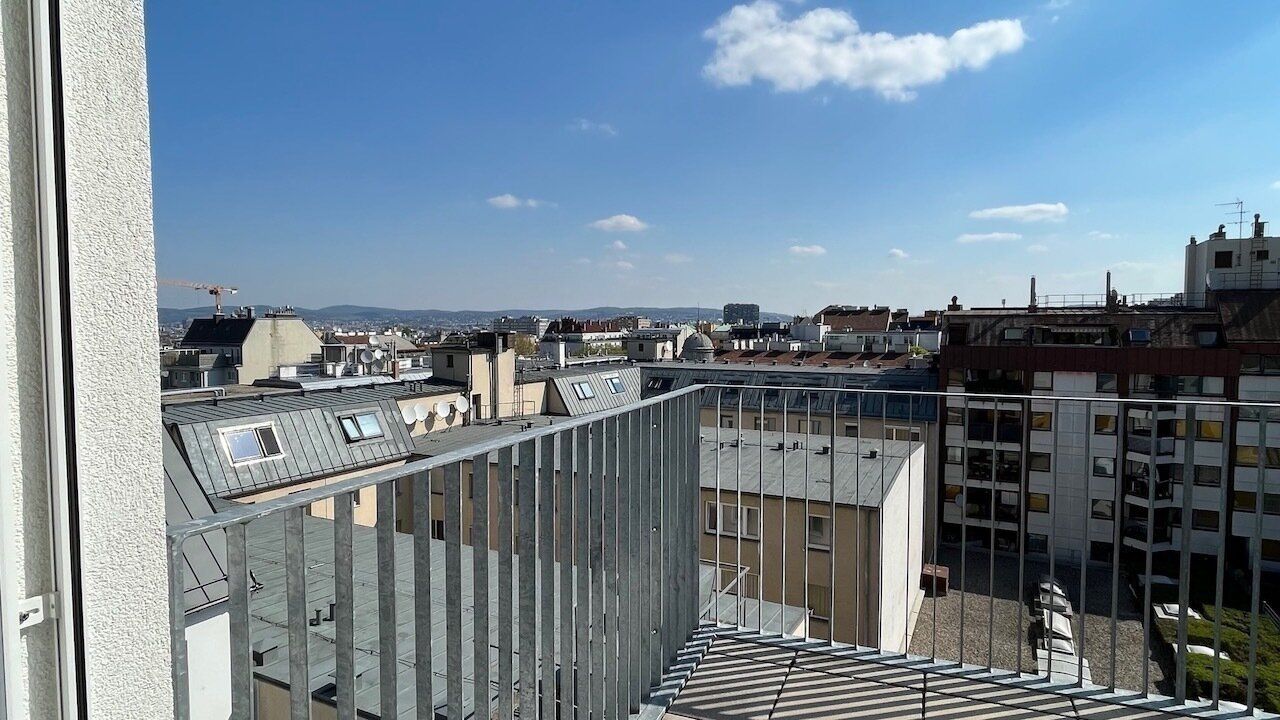 klimatisierte Dachgeschoss 2-Zimmer Wohnung mit zwei Balkone!