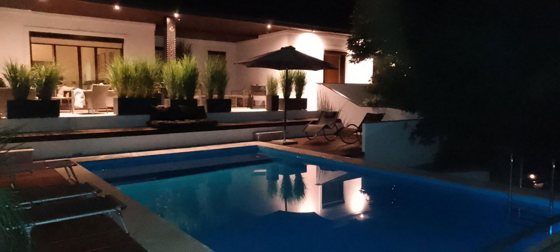 Villen Etage mit eigenem Pool 5 Minuten vom Badesee