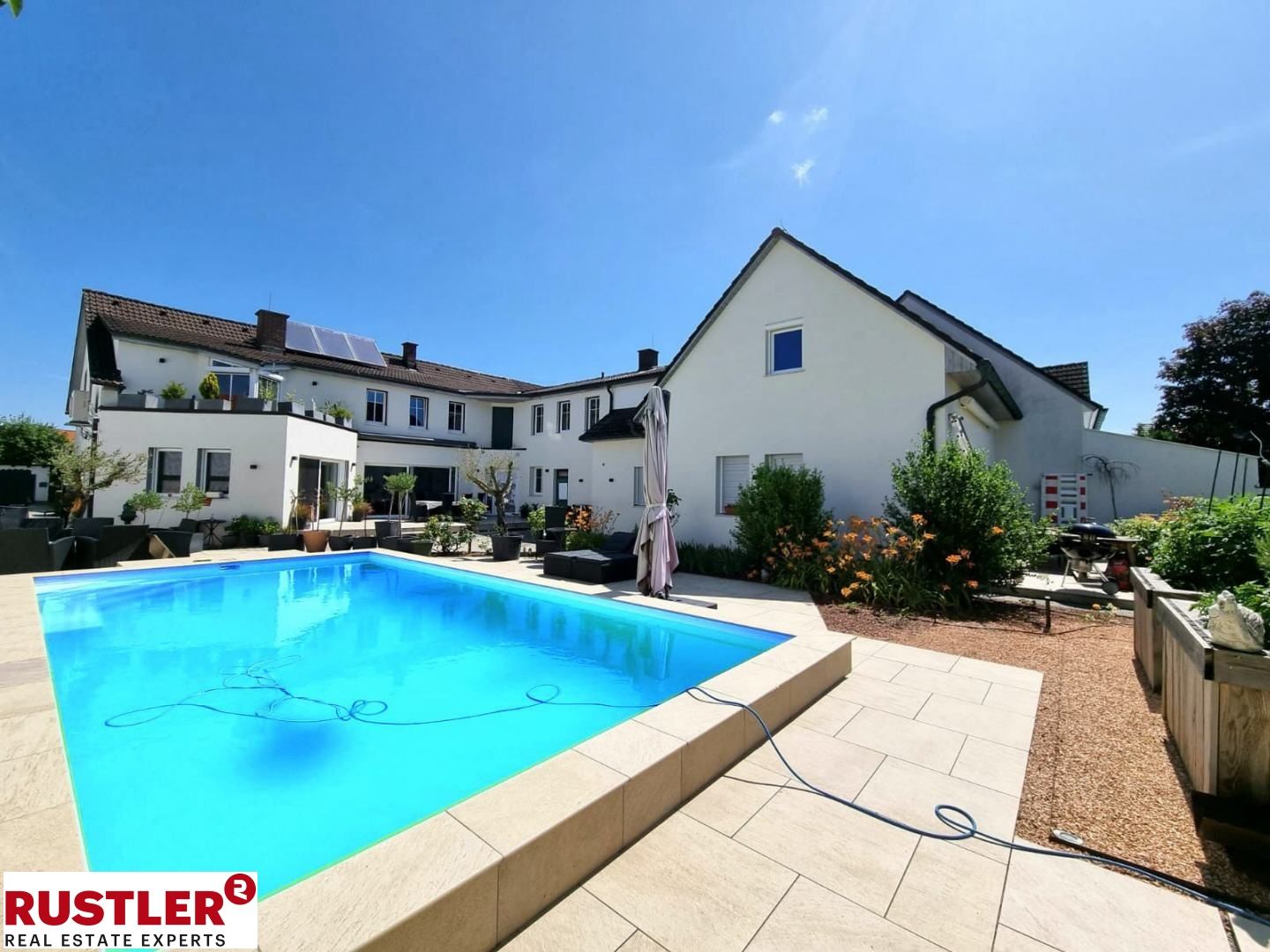 Großzügiges Einfamilienhaus mit separater Wohneinheit & Pool