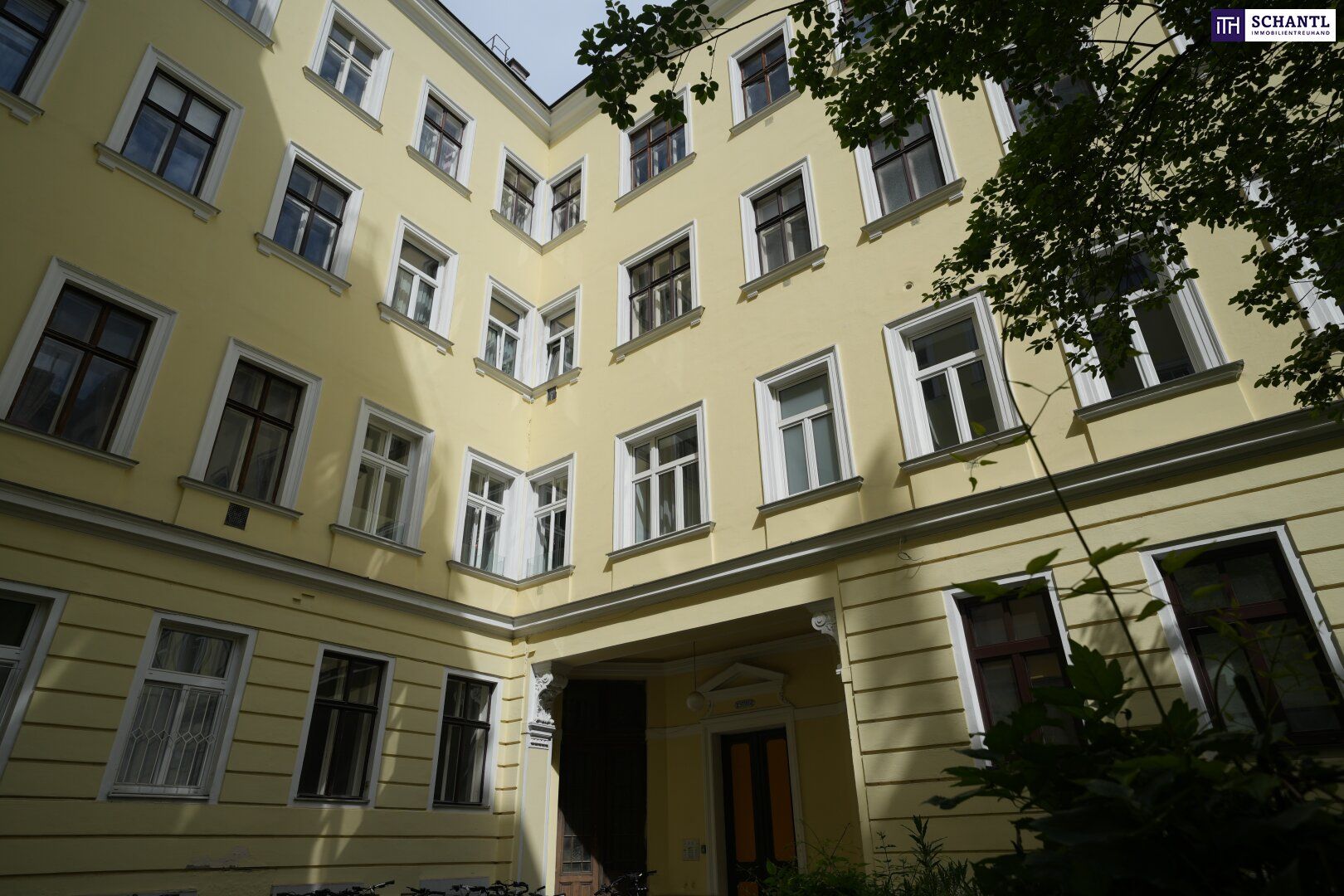 Ruhig in zweiter Reihe zur Straße gelegen!: Vermietete Altbauwohnung in 1060 - Top-Lage! Ideale smarte Anlage!