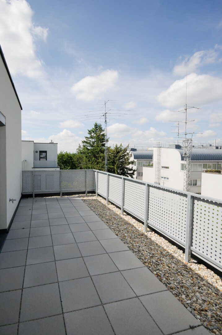ERSTBEZUG: 2-ZIMMER DG-TRAUM MIT TERRASSE! PROVISIONSFREI!