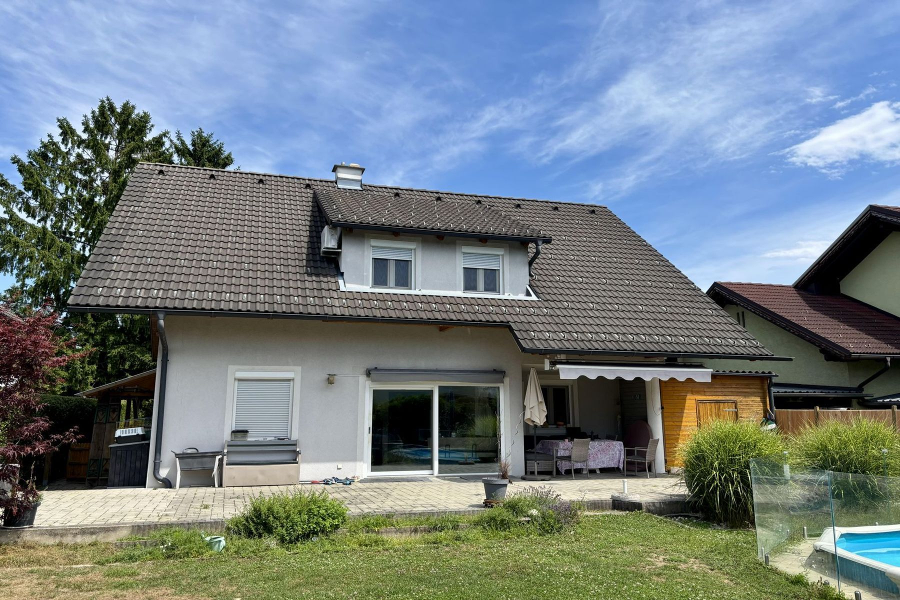 Top ausgestattetes und durchdachtes Familiendomizil samt Pool, Garten, und Carportstellplatz