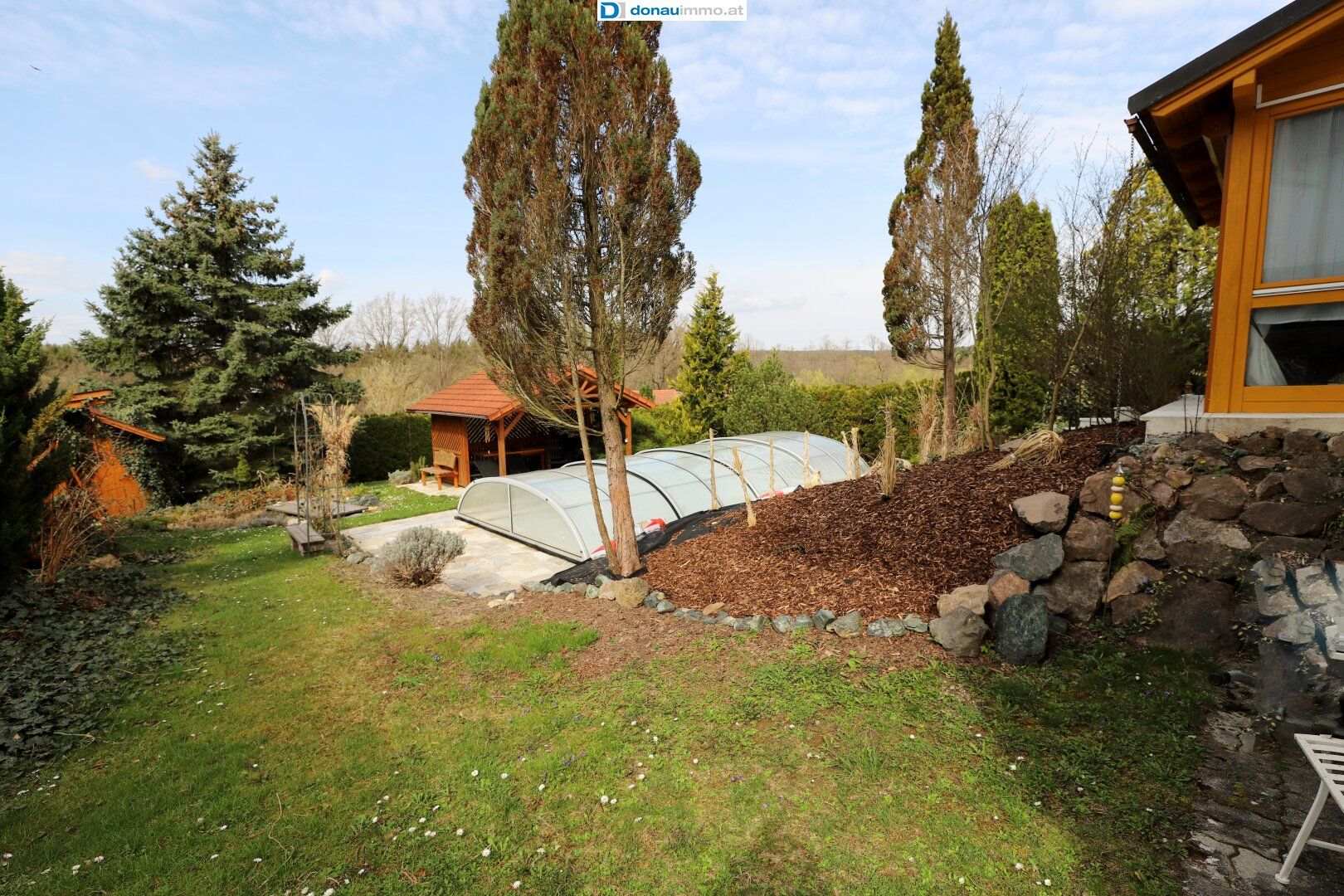 Exklusives Wohnhaus mit Garage, Wellnessbereich, Garten und Pool