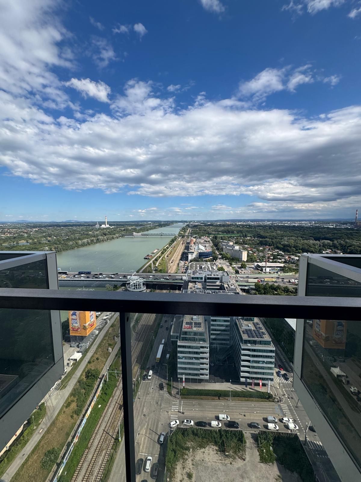 Wohnen mit Ausblick - 52 m² inkl. Loggia im Marina Tower mit Donaublick - keine Provision!