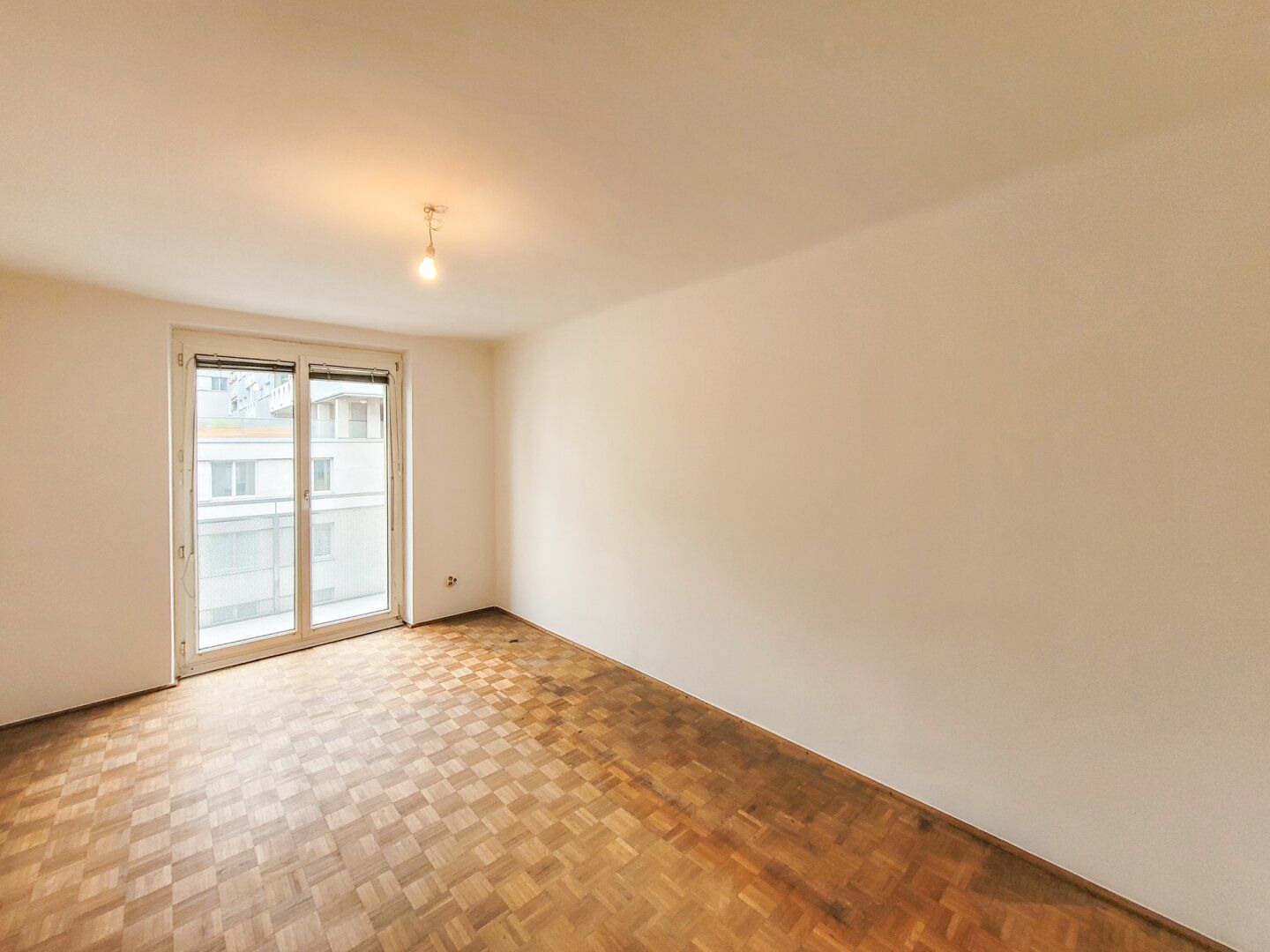 PROVISIONSFREI VOM EIGENTÜMER! UNSANIERTE GUT AUFGETEILTE 3-ZIMMER WOHNUNG MIT BALKON!