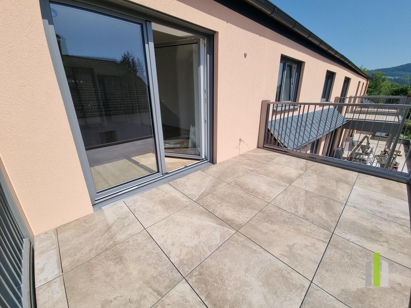 Erstbezug! Moderne 2-Zi.-Dachgeschoß-Wohnung mit großen Balkon
