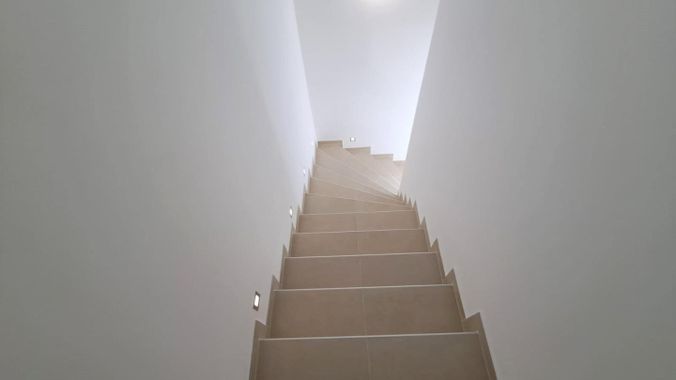moderne, mittels Spots beleuchtete Treppe