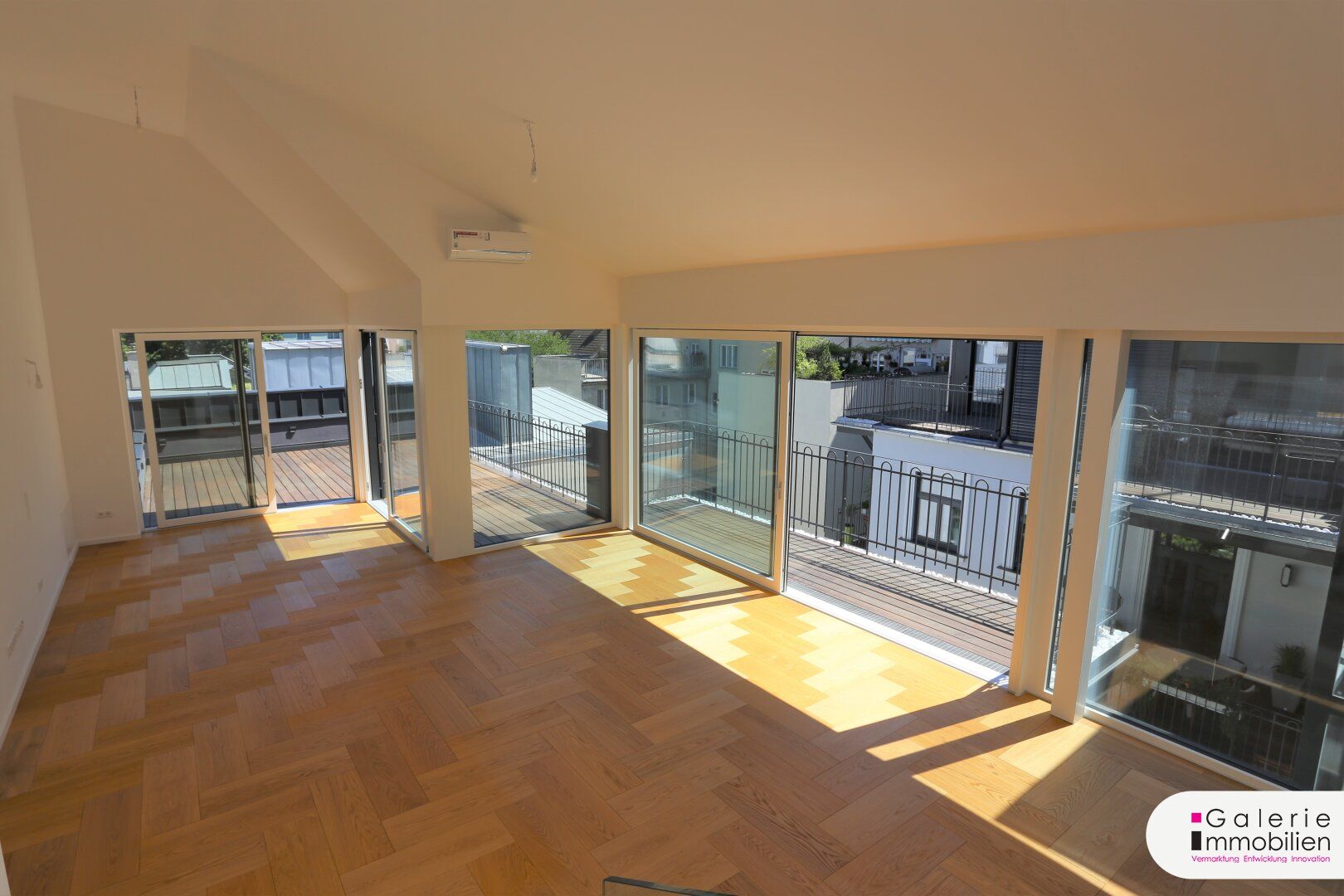 Erstbezug - Wunderschöne Dachgeschosswohnung - modernste Technik auf höchstem Niveau - Garage im Haus