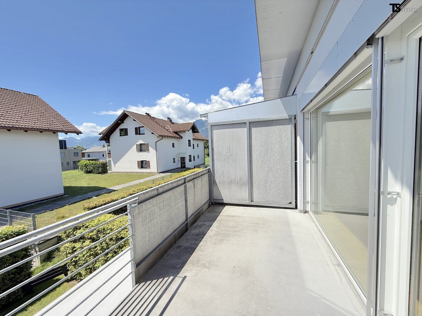 Feldkirch - Nofels: Wohnen im Grünen - 2-Zimmer-Wohntraum mit Balkon, moderner Küche & Tiefgaragenplatz