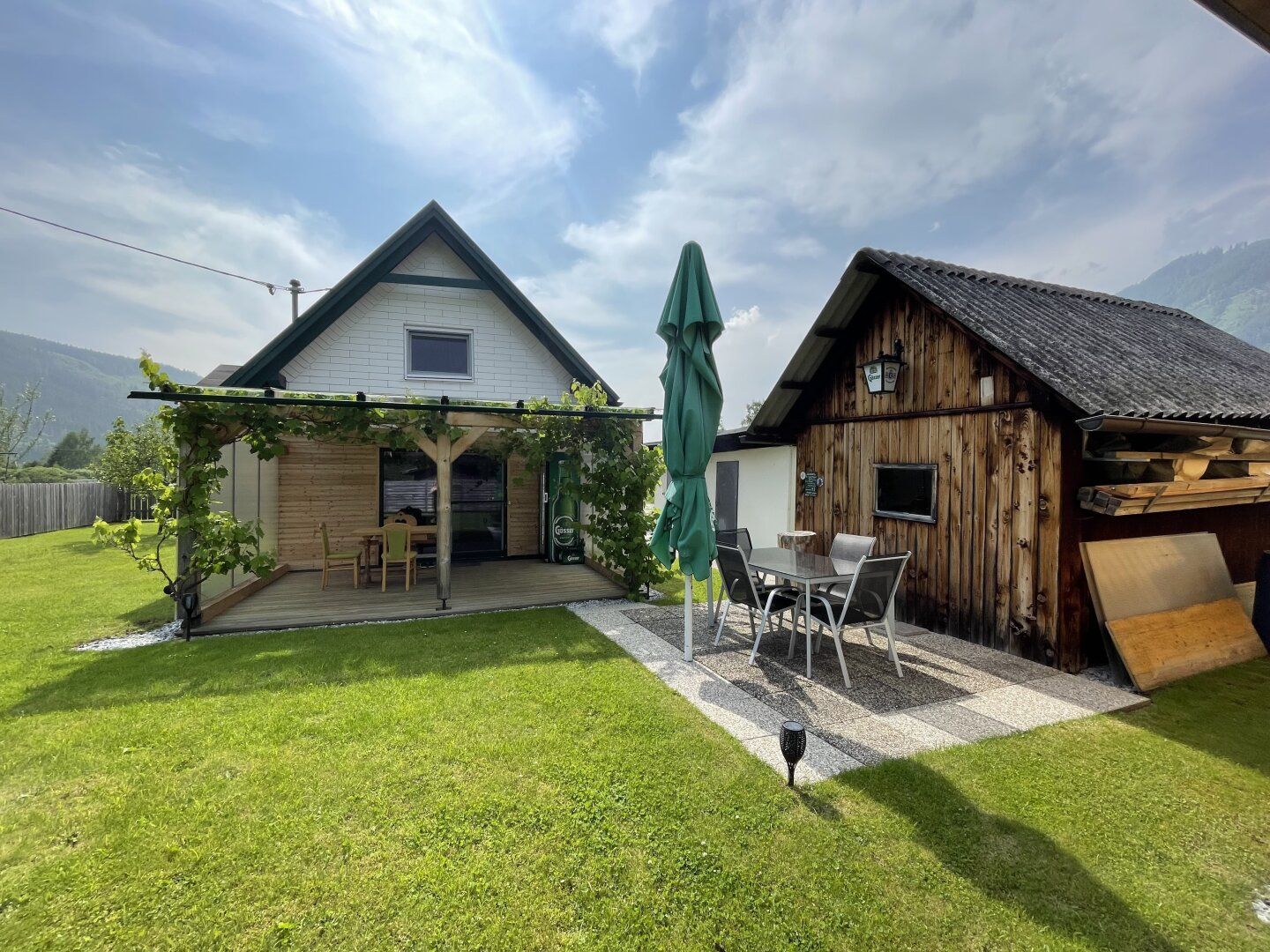 Wohnhaus mit TOP Ausstattung, Nebengebäude und Carports