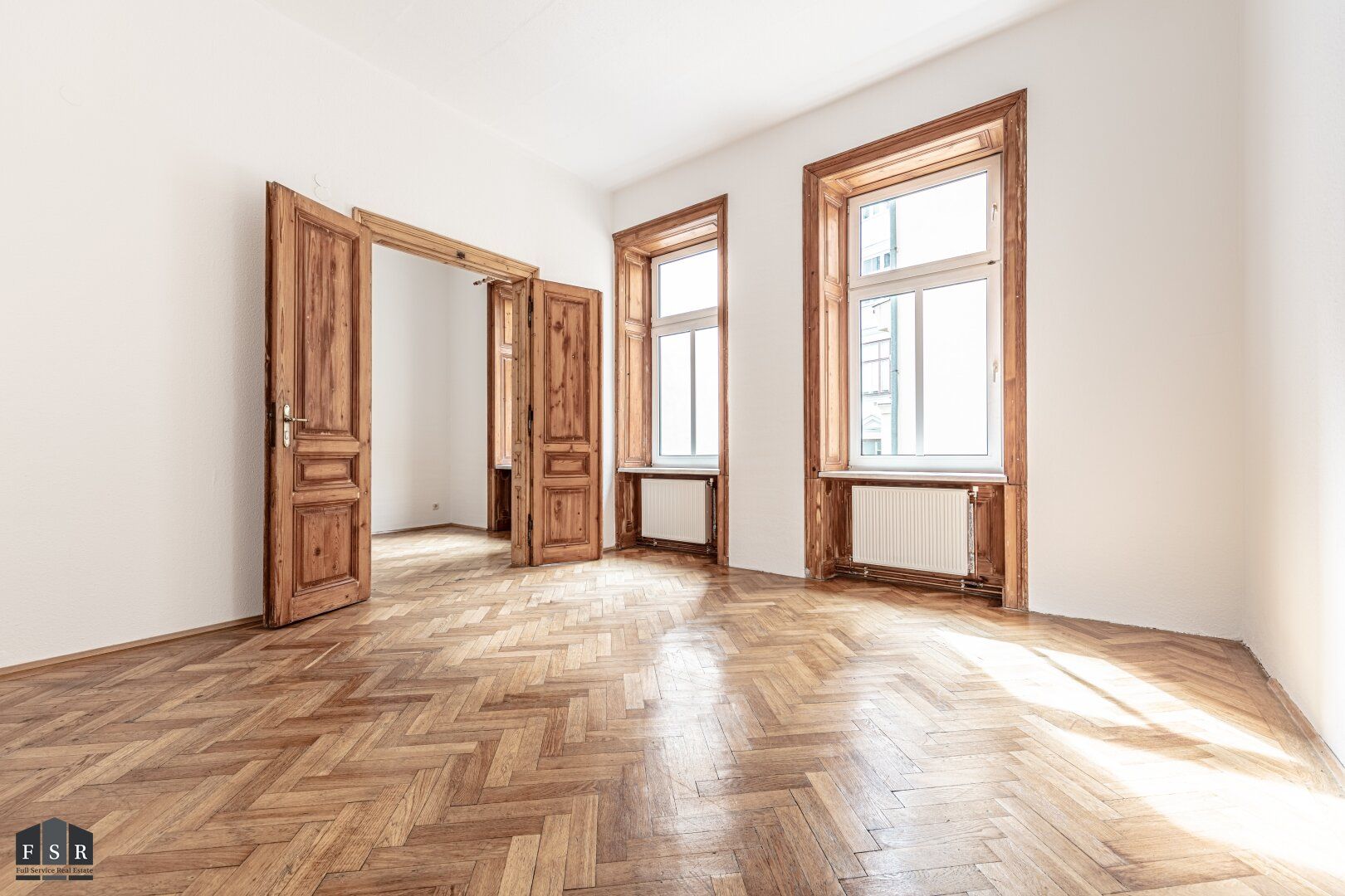 Nähe Votivkirche! Leicht sanierungsbedürftige 3 Zimmer-Stilaltbauwohnung in prachtvollem Zinshaus