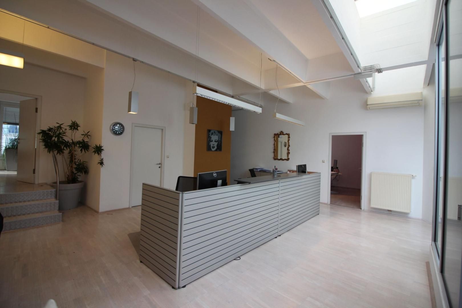 ATTRAKTIVE RÄUMLICHKEITEN ALS BÜRO ODER ORDINATION AM GRIESKAI ZU VERMIETEN!