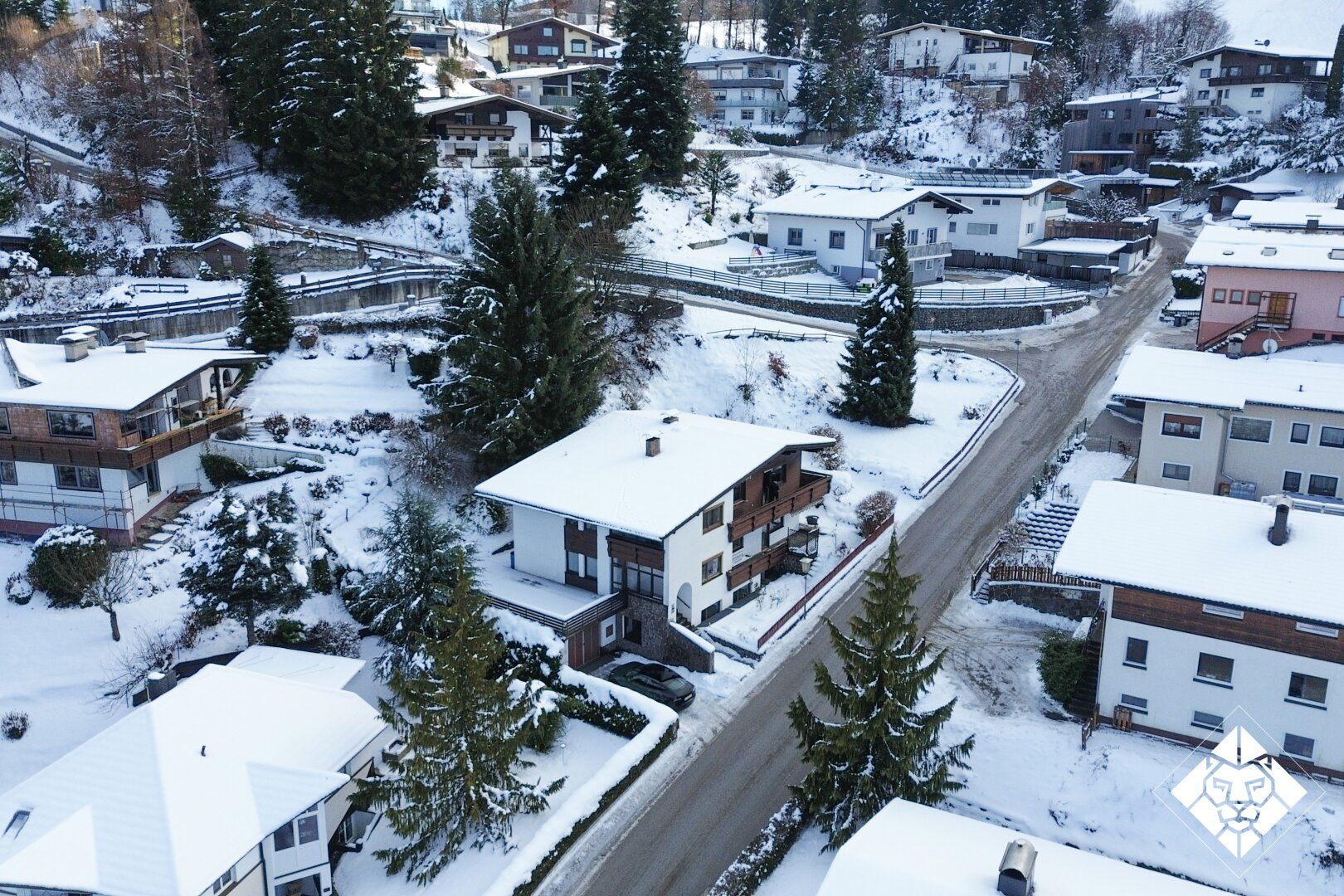 Attraktives Zweifamilienhaus mit Potenzial in begehrter Lage zu kaufen – pohled 4