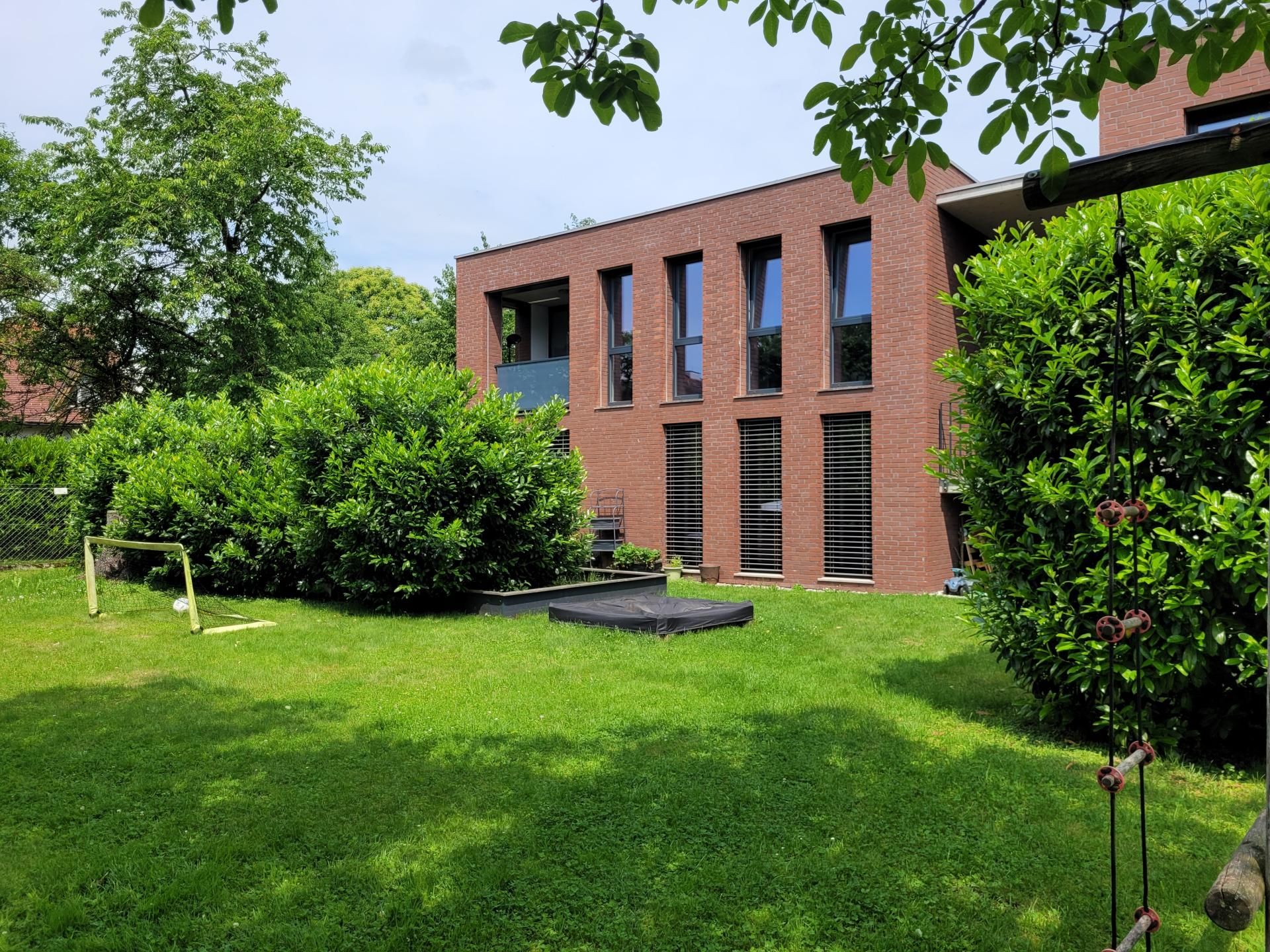 Zentrale neuwertige Wohnung mit Gartenblick