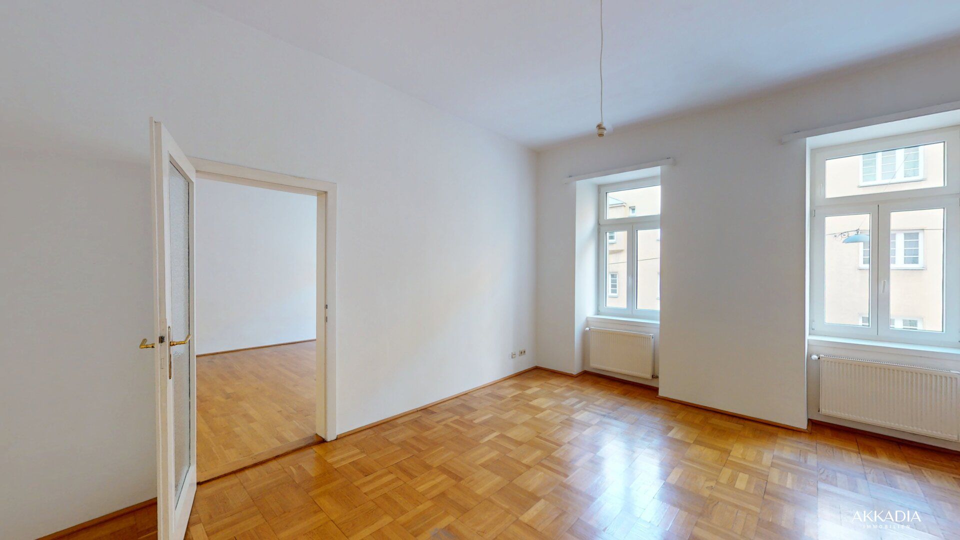 2-Zimmer-Wohnung mit großzügiger Loggia in saniertem Altbau