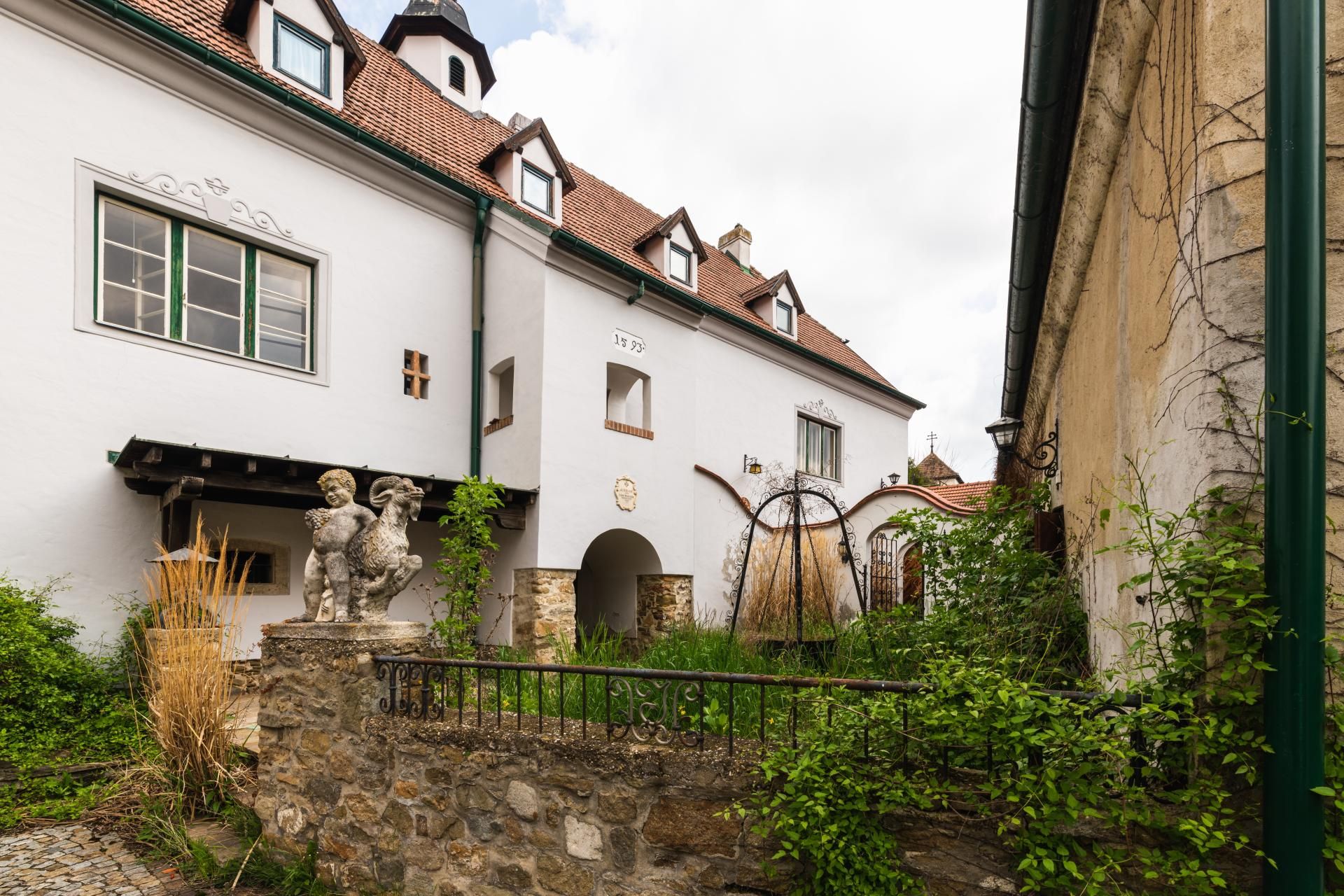 GESCHICHTSTRÄCHTIGE KAMPTALVILLA MIT ATEMBERAUBENDEM AUSBLICK, BAULANDRESERVE UND VIEL POTENTIAL HINSICHTLICH SANIERUNG IN AUSSICHTSLAGE