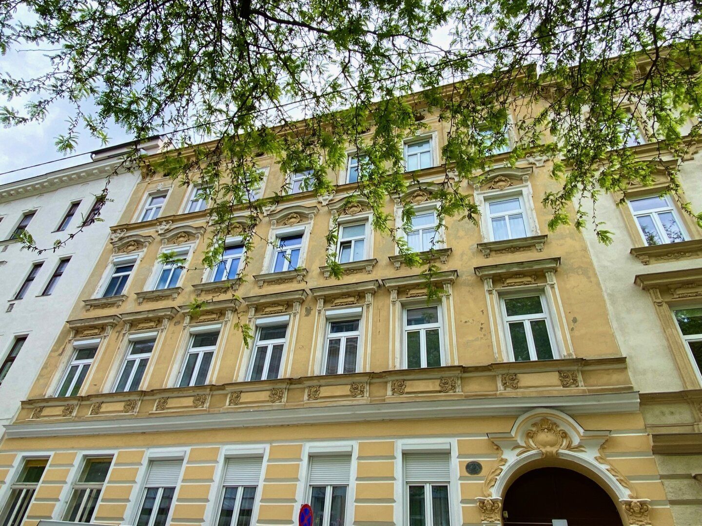 SANIERUNGSBEDÜRFTIGE ALTBAUWOHNUNG BEI U3 HÜTTELDORFER STRASSE