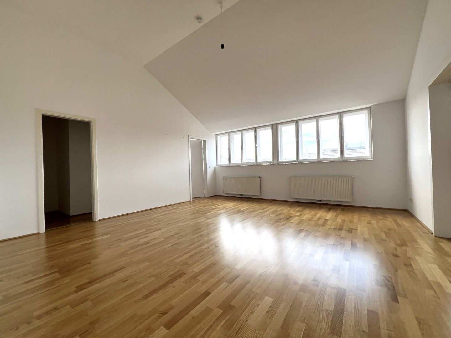 UNBEFRISTET: Wohnen in Bestlage: Attraktive klimatisierte Dachgeschoss-Wohnung in der Neubaugasse