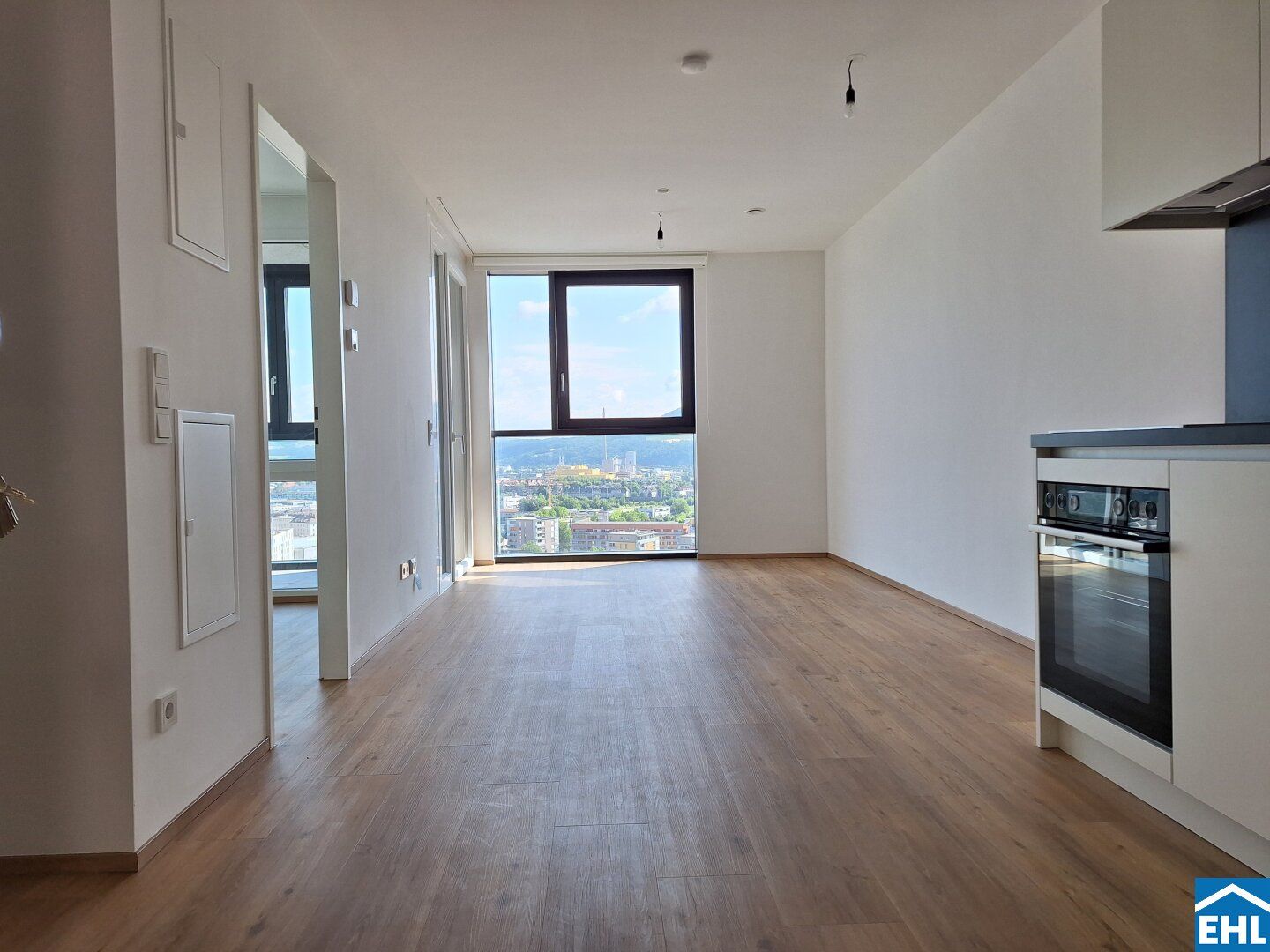 Urbanes Wohnen im High Five Tower ab sofort! Kompakte 2-Zimmer-Wohnung mit Loggia