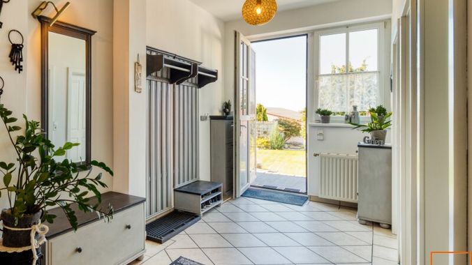 Eingangsbereich mit Blick in den Garten
