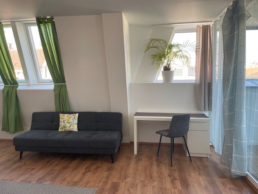 Neubau-Apartment mit Loggia in repräsentativen Gründerzeithaus