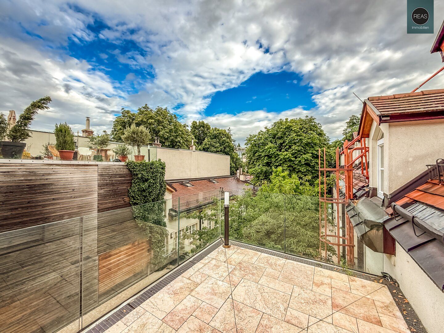 Provisionsfrei: Exklusives Maisonette - Apartment mit Loggia und Terrasse beim Beethoven Museum und Pfarrplatz! Garagen verfügbar!