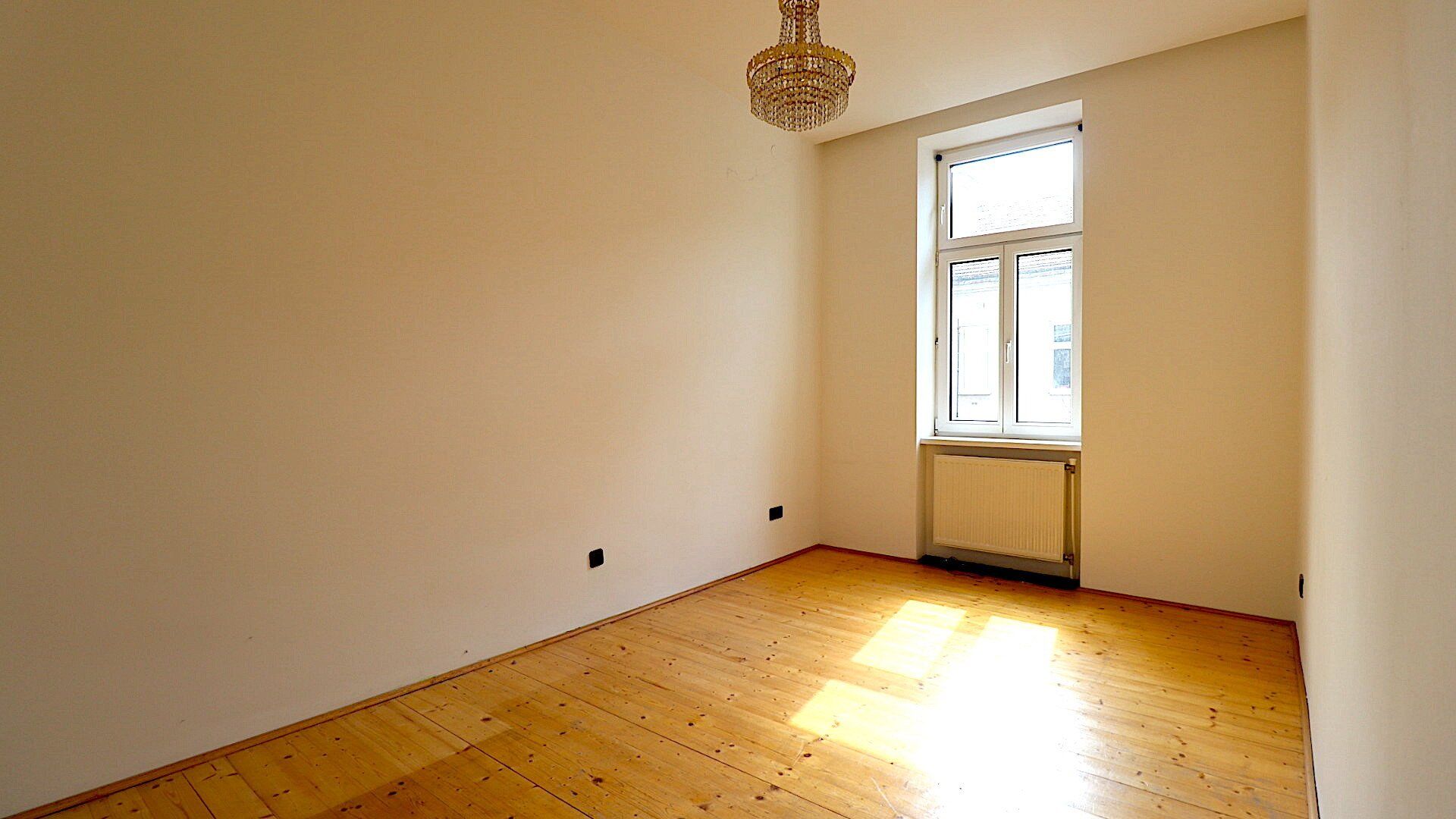 Helle, sanierungsbedürftige 2-Zimmer-Altbauwohnung