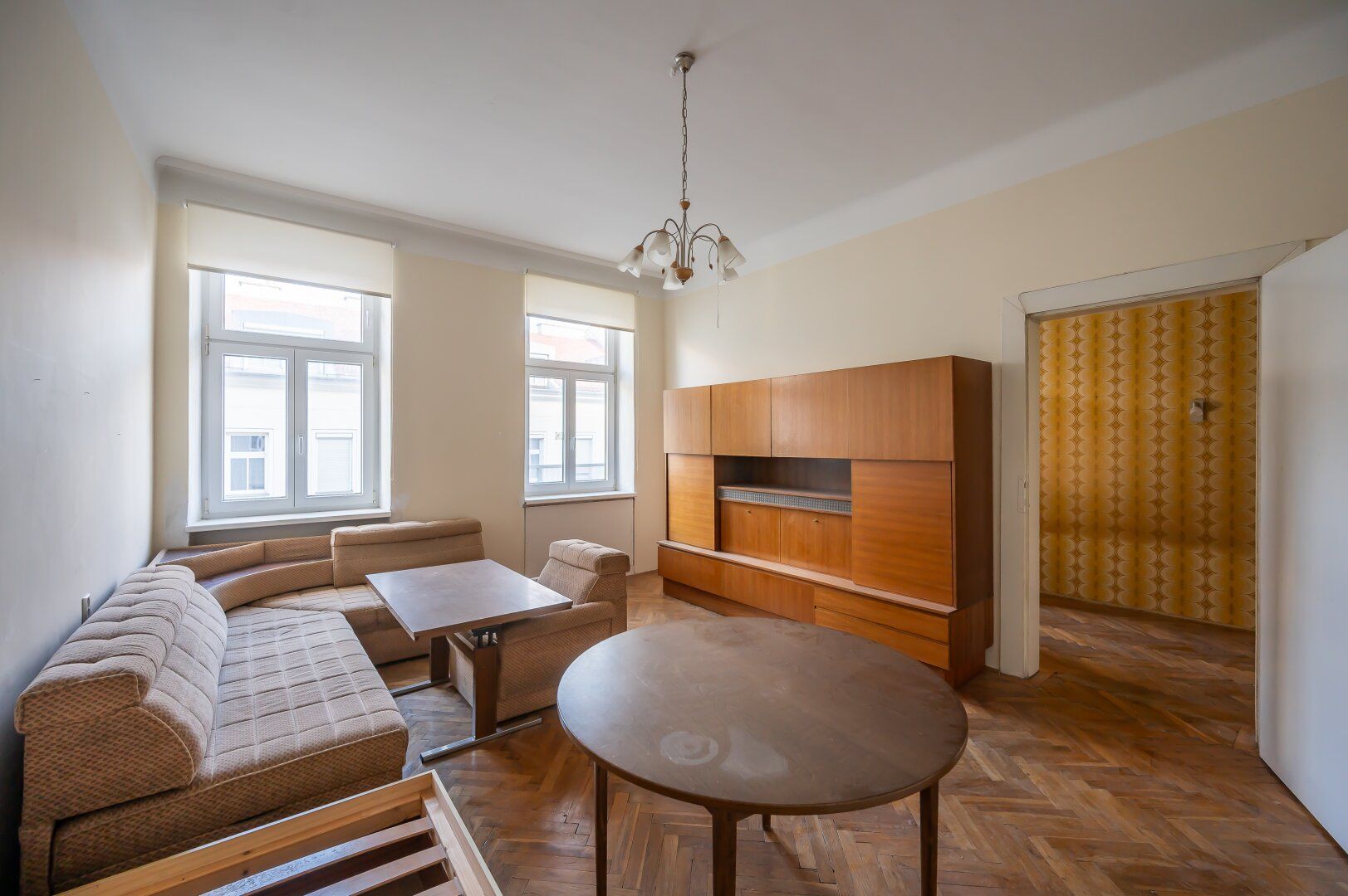 ++NEU++ Sanierungsbedürftige 2-Zimmer ALTBAUWOHNUNG mit Balkon!!