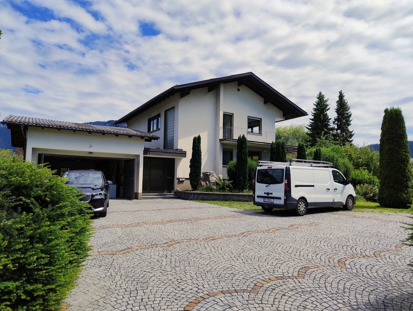 Altach - Großzügiges, repräsentatives Anwesen mit zwei sanierten Wohneinheiten