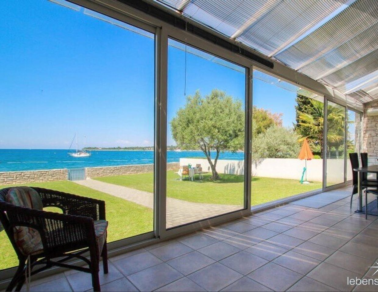 Exklusives Haus mit Garten und Strandzugang in Dajla. Novigrad. Nur 4 Stufen bis zum Meer.