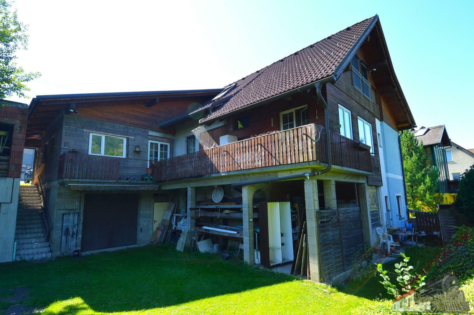 Ein-/ Zweifamilienhaus mit viel Potential - 3 Garagen - 1.368 m² - getrennte Eingänge