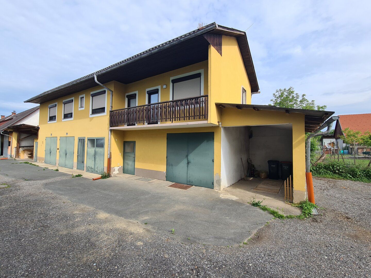 Wohnhaus mit Garagen und angebaute Wirtschaftsgebäude samt altem Bauernhaus im Dorfverbund mit weiterem Bauland