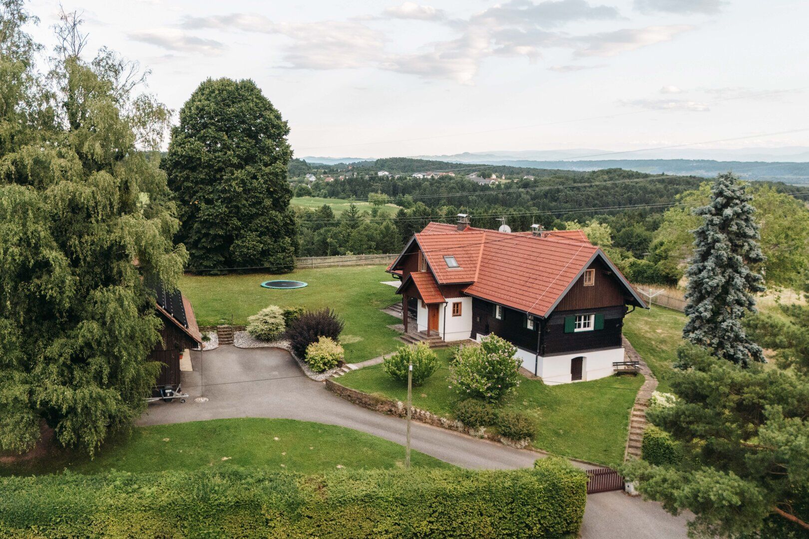 Einzellage mit Weitblick - Charmantes Einfamilienhaus mit großem Grundstück, Swim-Spa, Weinkeller & Stil!