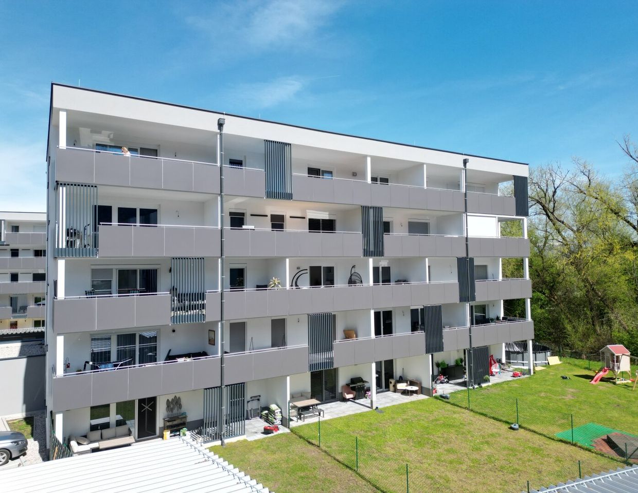 Begehrte & elegante Neubauwohnung in Grünlage mit riesigem 18,5qm Balkon, Fußbodenheizung & Badewanne und sonniger Südostlage in Ebenthal bei Klagenfurt