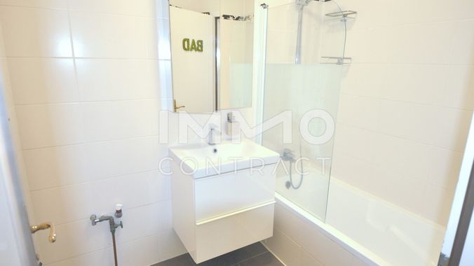 Badezimmer mit Wanne und Waschmaschinenanschluss