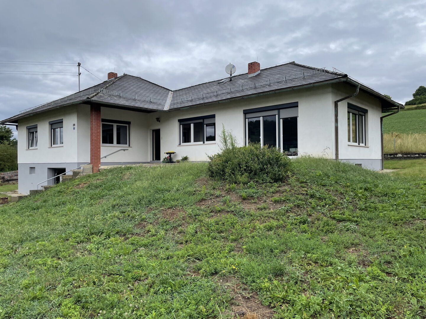 Großzügiger rundum eingezäunter Bungalow in ruhiger und sonniger Ortsrandlage
