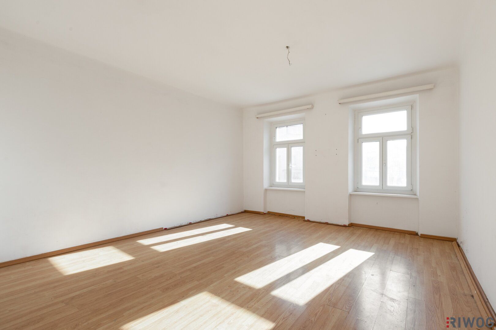 Sanierungsbedürftige Altbauwohnung mit baubewilligtem Balkon | Nähe Matzleinsdorfer Platz (S-Bahn-Station und künftig U2-Station)