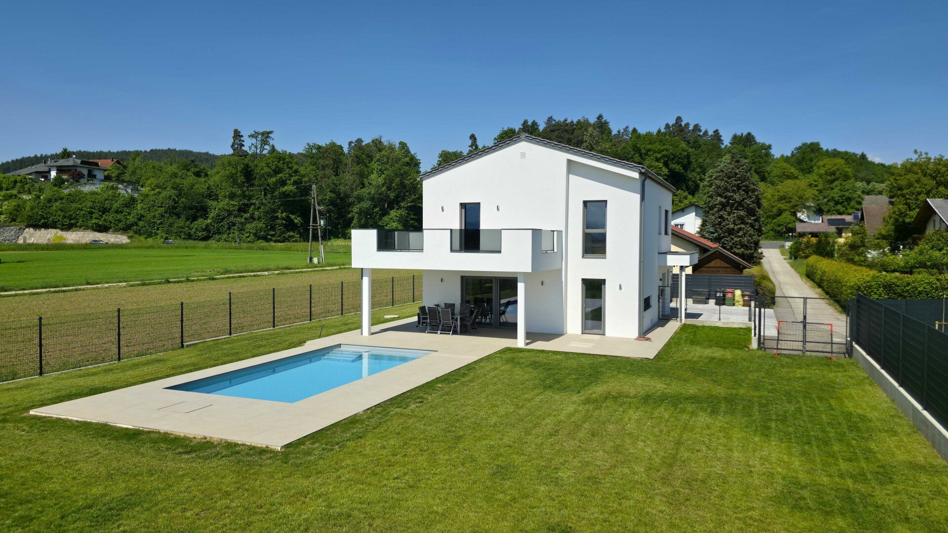 Hochwertig mit Pool & Weitblick für pure Lebensqualität
