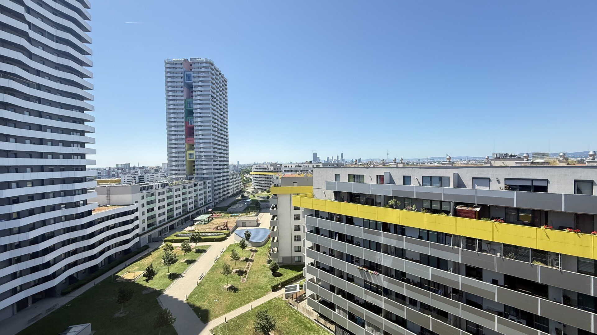 Möblierte 3 ZIMMER im 10. Stock mit herrlichem Ausblick auf die City-Line: 2 Minuten zur U-Bahn: