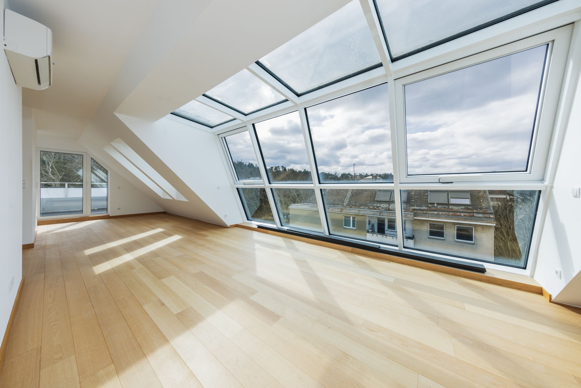 Neu ausgebaute Dachgeschosswohnungen - Nahe Hugo-Wolf Park