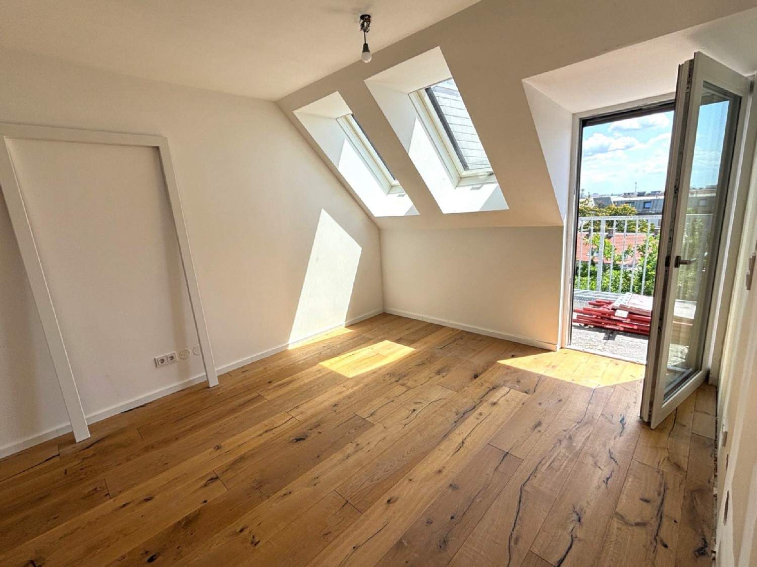 ERSTBEZUG - 2 Zi Dachwohnung mit Terrasse + Sauna in 1150 Wien