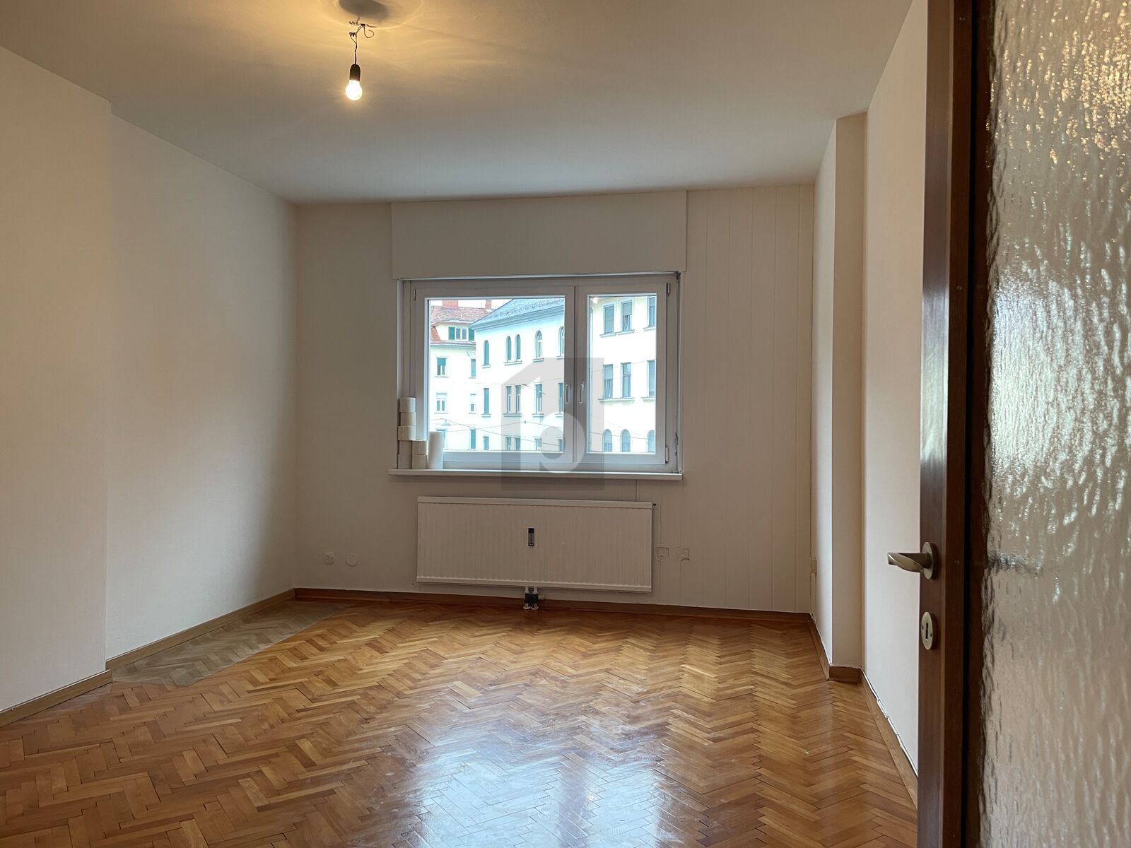 ZENTRAL GELEGEN MIT LOGGIA