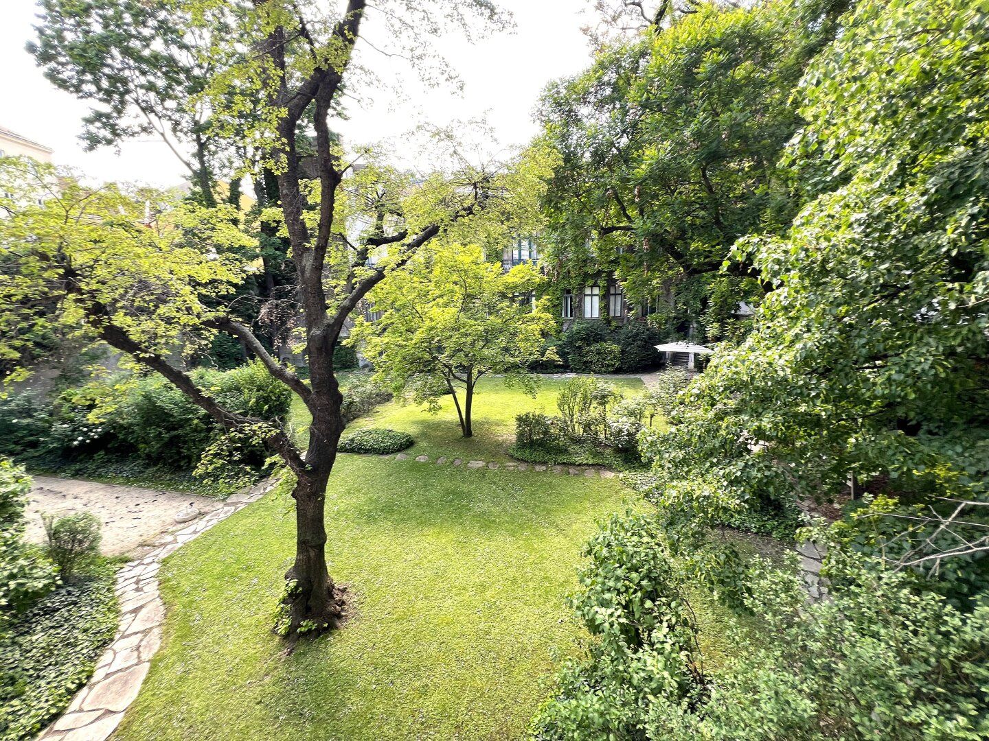Auserlesenes Apartment mit Blick in palaisartigen Garten