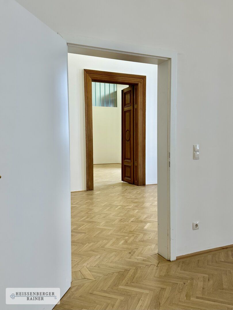PRÄCHTIGES ALTBAUBÜRO /// SOFORT EINZUGSBEREIT /// VIER ZIMMER, VIER EINGÄNGE - Mehr