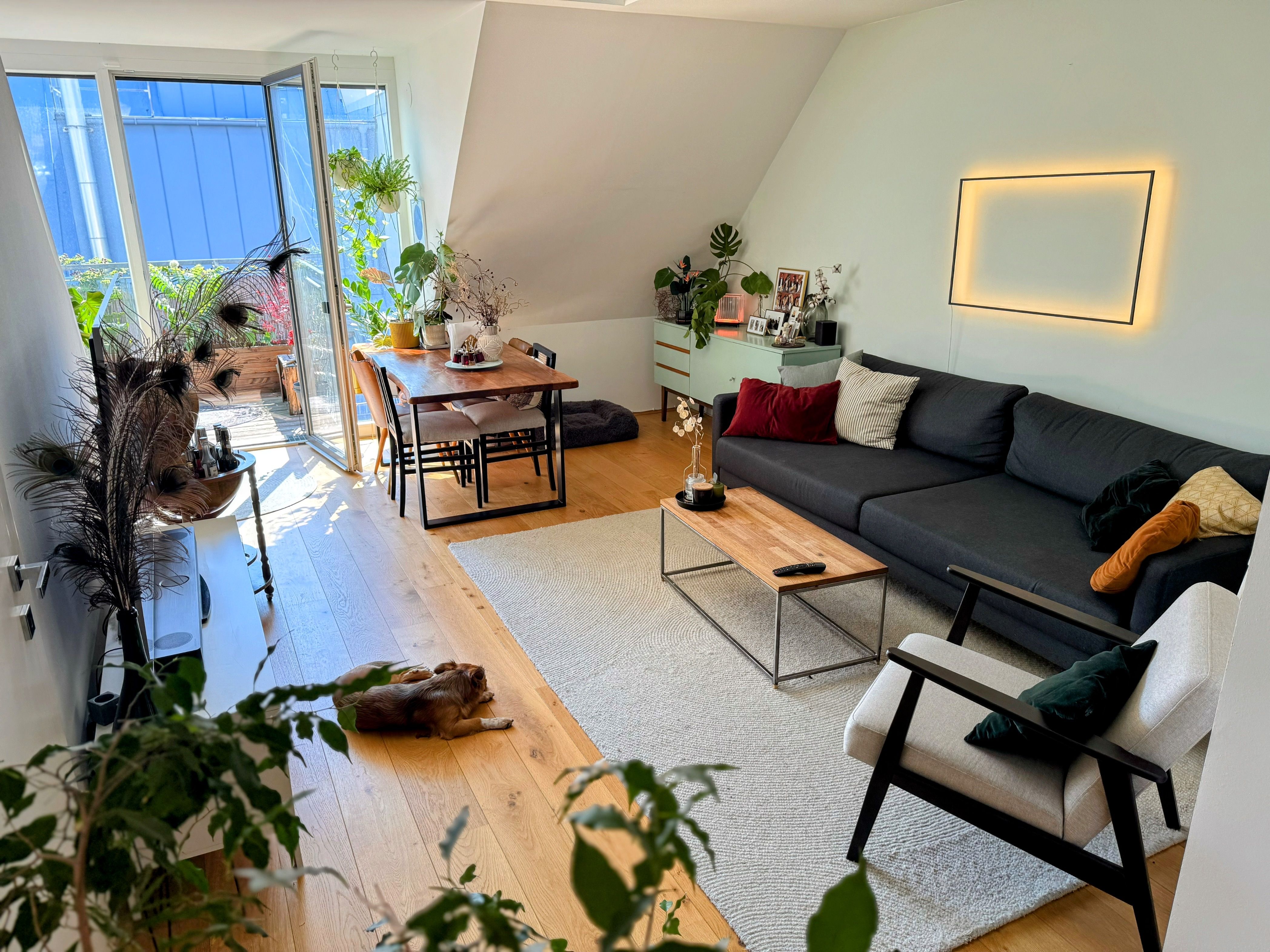 Nachmieter gesucht: Klimatisierte Dachgeschosswohnung mit Balkon und Terrasse in zentraler Lage