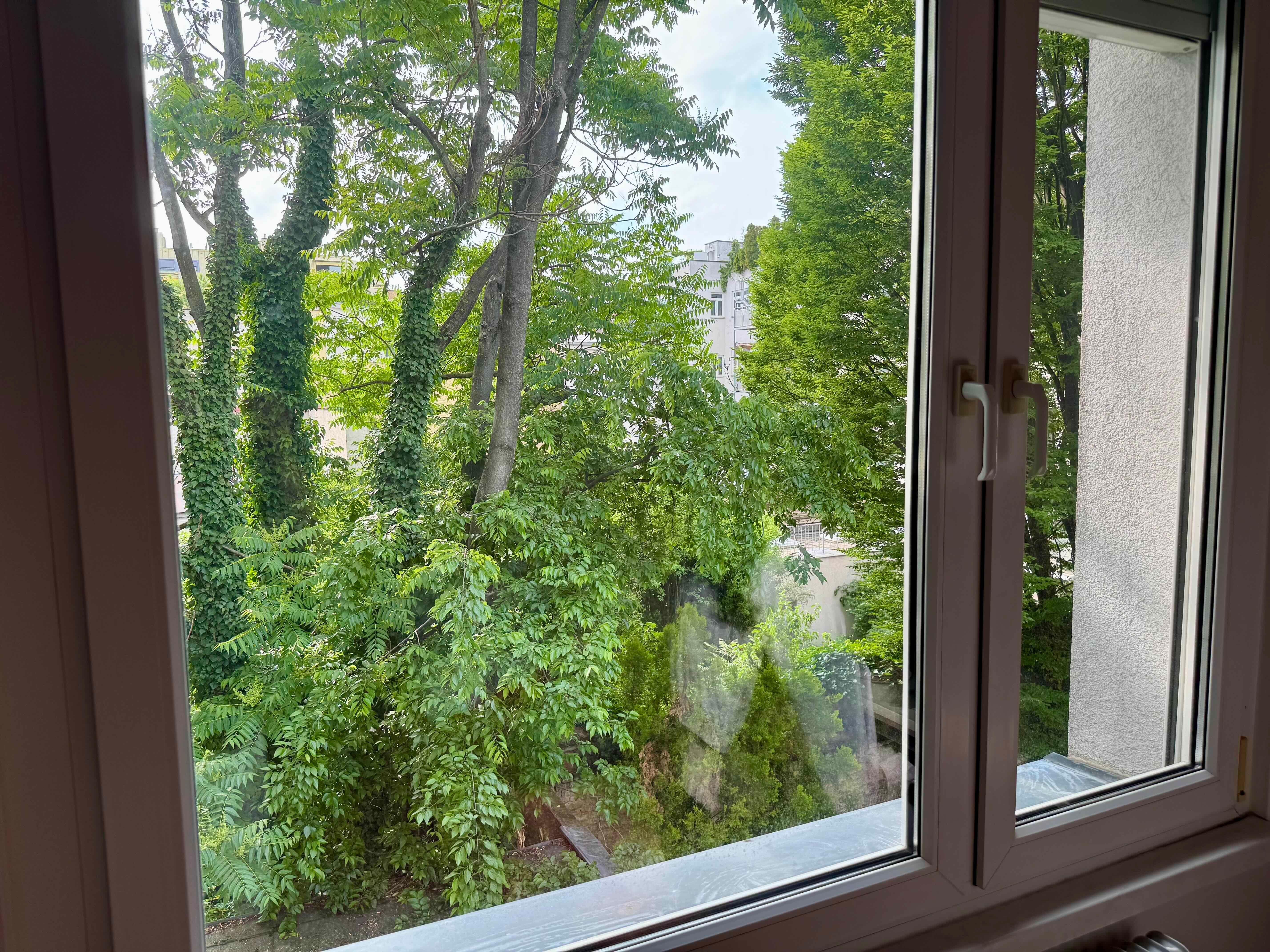 Zentral begehbare 2-Zi-Wohung mit Wintergarten und Grünblick