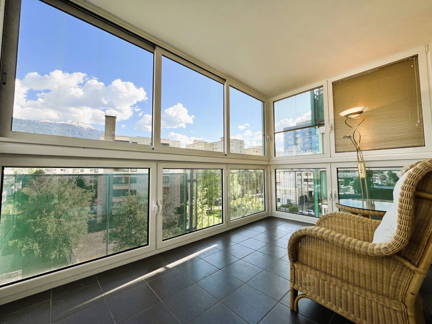 WOHNEN MIT AUSBLICK: Wunderschöne 3-Zimmerwohnung mit 2 verglasten Balkonen nahe Stadtgrenze von INNSBRUCK!
