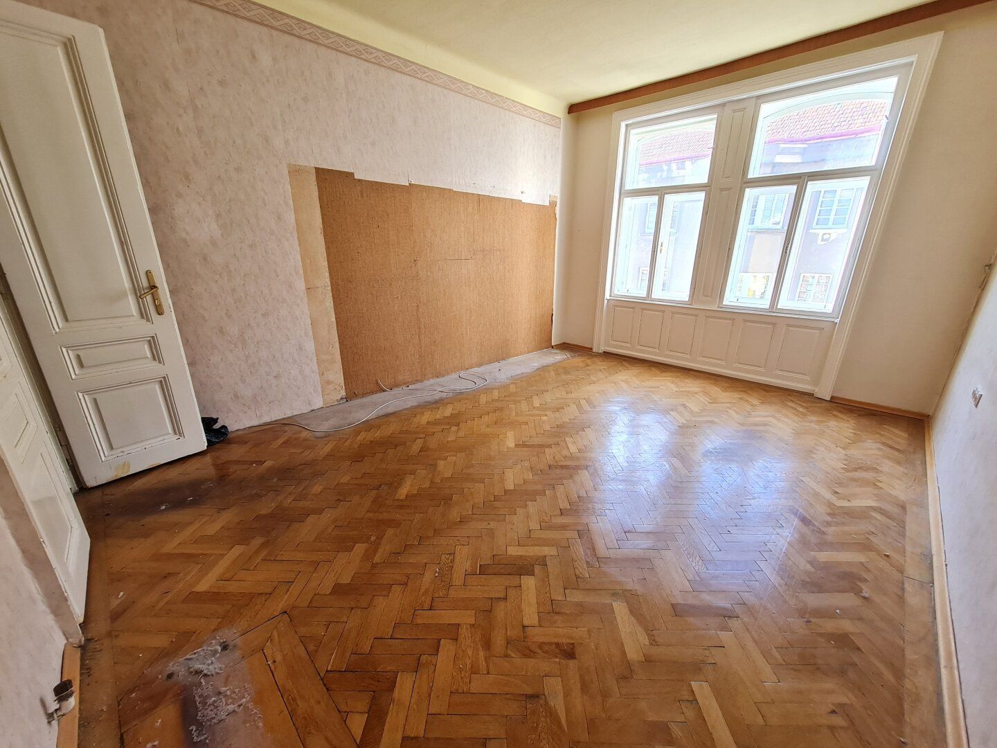 KLEINE 2 ZIMMER (ca. 43 m²) ALTBAUWOHNUNG! NÄHE LICHTENTALERPARK! RENOVIERUNGSBEDARF!