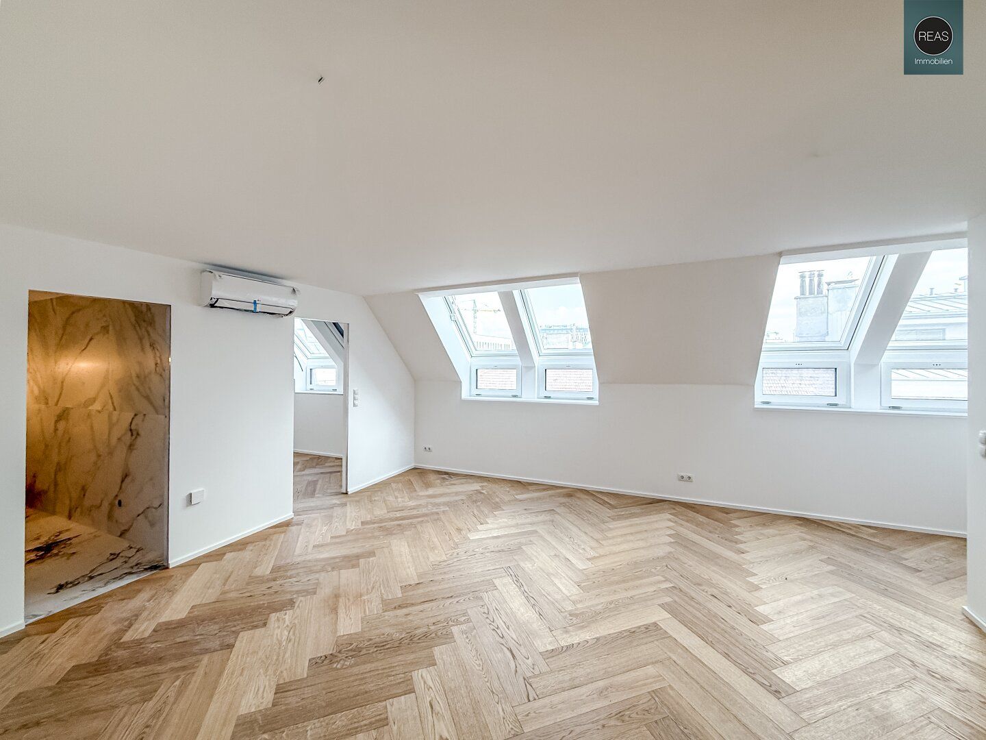 Elevate 1090 - Erstbezug: Luxus Dachgeschoss - Maisonette Wohnung (klimatisiert) mit Balkon und Terrasse nahe U6 Alser Straße, AKH!